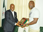 Gov. Godswill Akpabio presenting a plaque to four time world Boxing Champion Evander Holyfield during his visit to Uyo